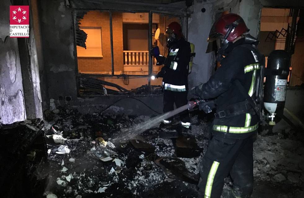 Un incendio en un taller deja importantes daños materiales en el negocio y en una vivienda