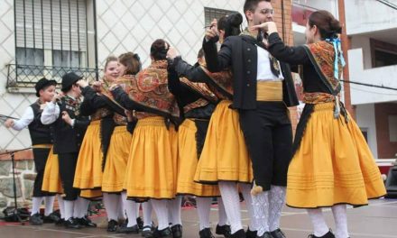 Bailes y villancicos folklóricos en Moraleja para ayudar a dos pacientes con síndrome de Dravet