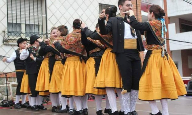 Bailes y villancicos folklóricos en Moraleja para ayudar a dos pacientes con síndrome de Dravet