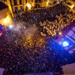 La Encamisá inunda las calles de Torrejoncillo con miles de personas, jinetes y escopeteros