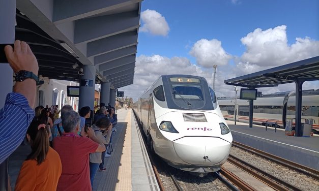 Más de 150 viajeros sufren un retraso de 44 minutos en el tren que une Madrid y Badajoz