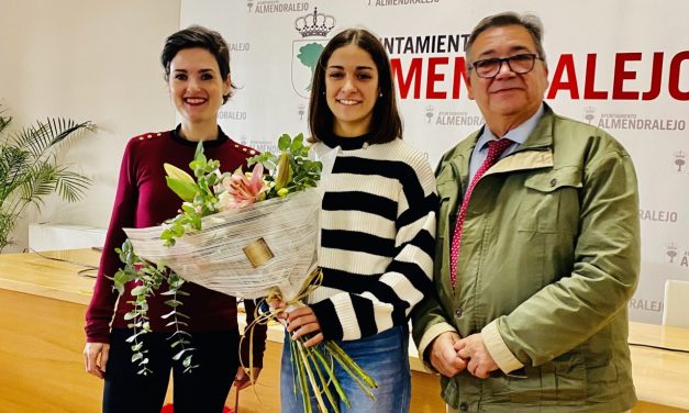 La karateka internacional Paola García recibe la insignia de plata de Almendralejo por su temporada 2022