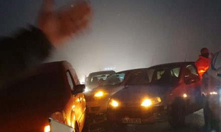VÍDEO: Un accidente múltiple provocado por la niebla obliga a cortar la EX-A1