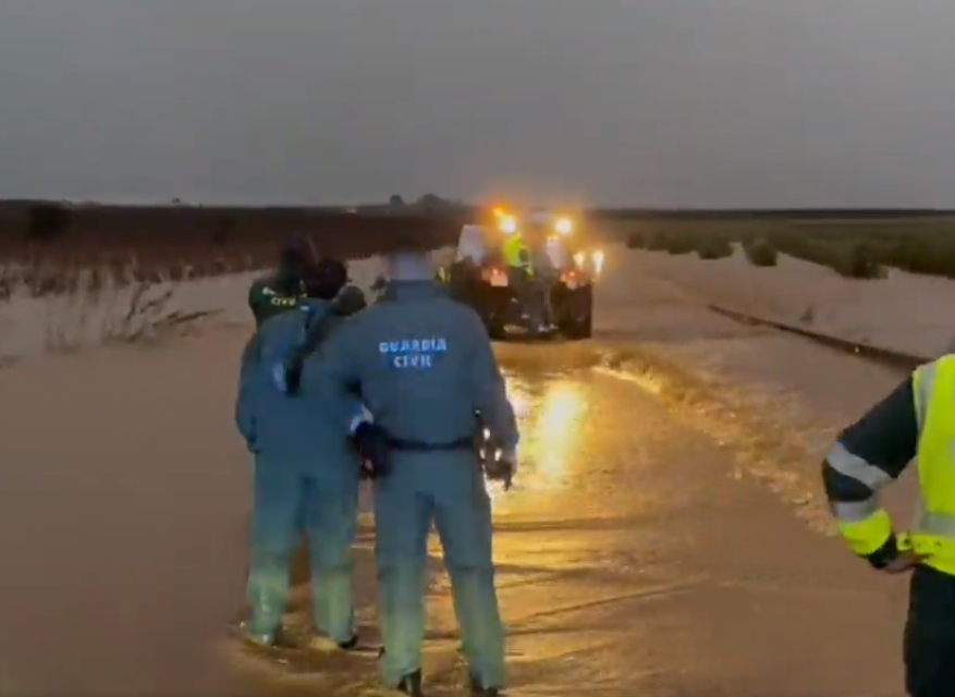 Rescatado un hombre que intentó cruzar una carretera inundada para echar de comer a sus animales