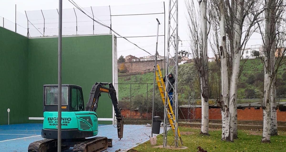 Coria comienza las obras de mejora del frontón municipal del polideportivo de La Isla