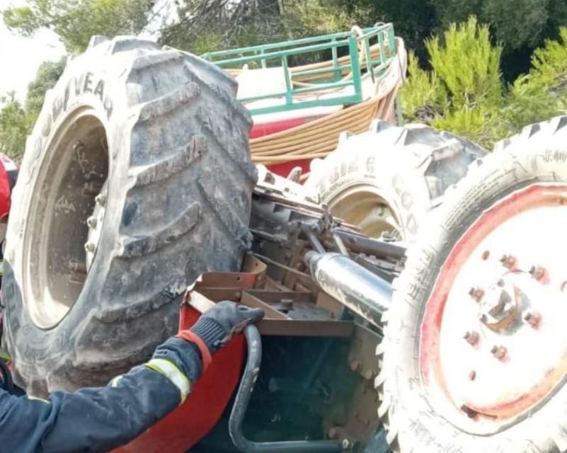 Un hombre de 78 años vuelca del tractor que conducía y le aplasta la cadera y un muslo