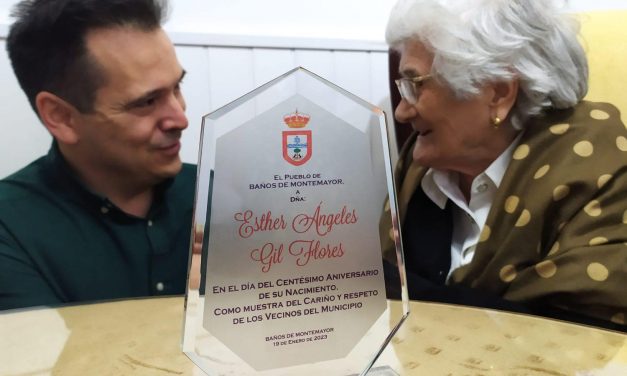 Esther Ángeles Gil, otra de las abuelas de Extremadura, cumple 100 años en Baños de Montemayor