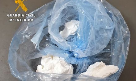 Dos personas detenidas por esconder 245 dosis de cocaína en sus vestimentas