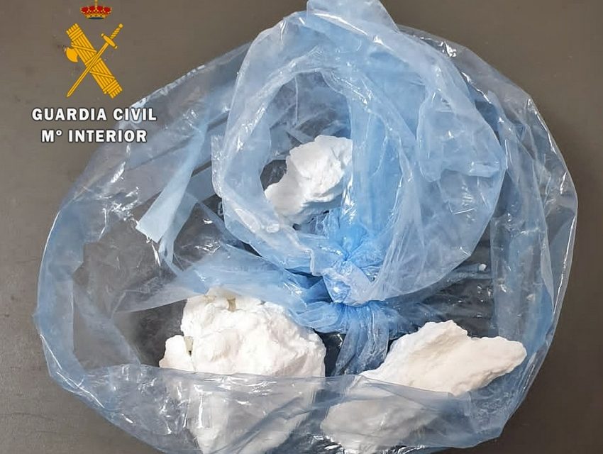 Dos personas detenidas por esconder 245 dosis de cocaína en sus vestimentas