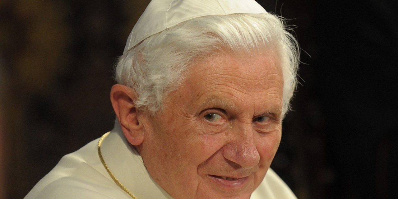 Benedicto XVI, como una vela que se apaga