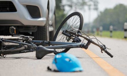 Un coche atropella a una niña de 13 años mientras montaba en bici por un camino
