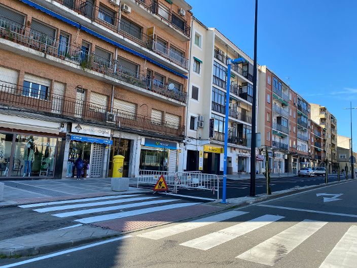 La transitada avenida Virgen de Argeme de Coria ya es más accesible para coches y peatones