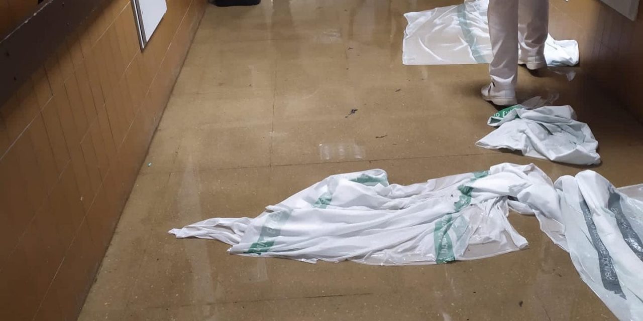 Caos en el Hospital Universitario de Badajoz, la lluvia inunda pasillos y habitaciones