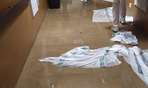 Caos en el Hospital Universitario de Badajoz, la lluvia inunda pasillos y habitaciones