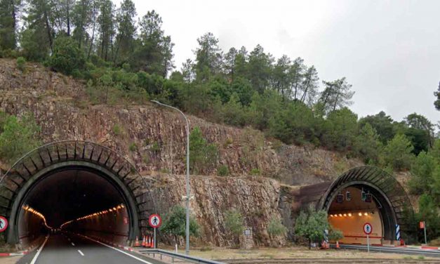 Un accidente entre una furgoneta y un camión obliga a cortar un carril en el túnel de Miravete
