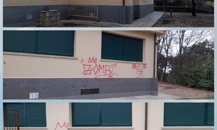 Hacen pintadas en la fachada de una escuela rural y buscan transformar el acto vandálico en arte