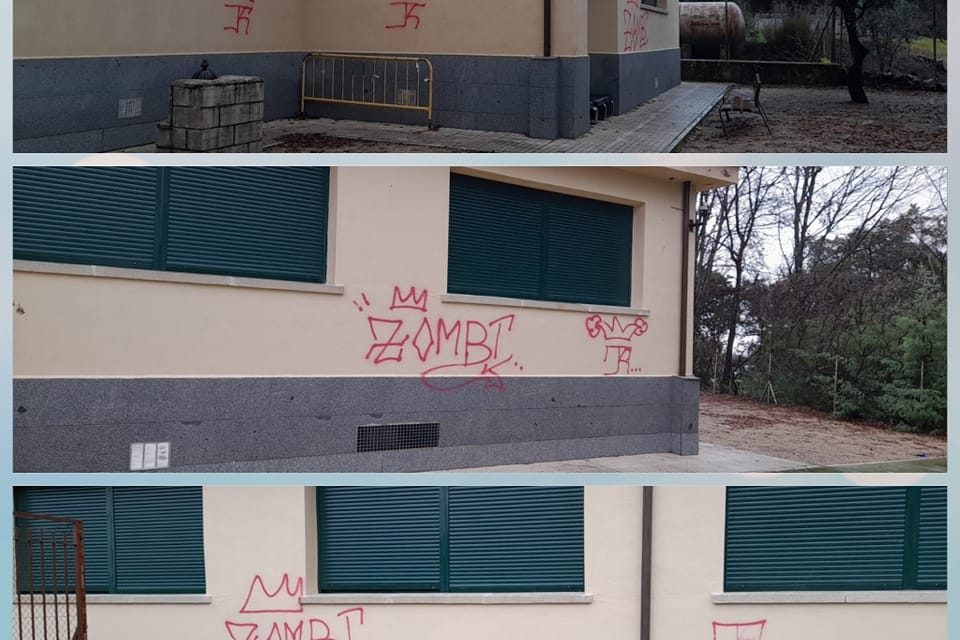 Hacen pintadas en la fachada de una escuela rural y buscan transformar el acto vandálico en arte