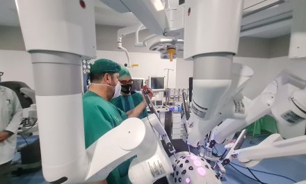 Un robot americano llega a Extremadura para ayudar a los profesionales médicos del SES