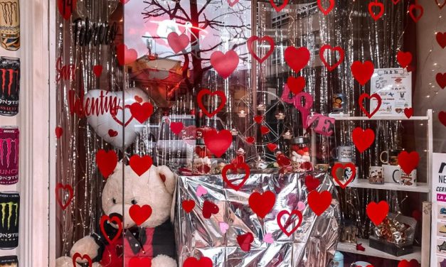 El comercio de Moraleja da la bienvenida al amor con cientos de ideas para San Valentín