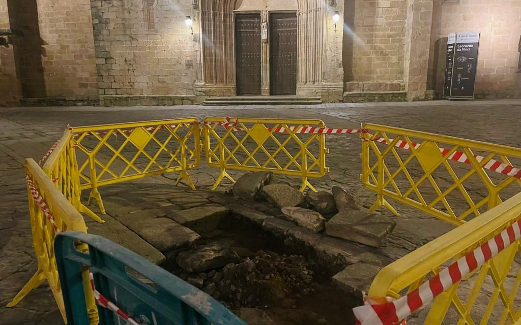 Cáceres repara empedrados, losas, bolardos y tacos de granito de la Ciudad Monumental