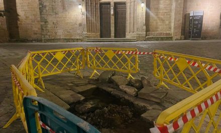 Cáceres repara empedrados, losas, bolardos y tacos de granito de la Ciudad Monumental