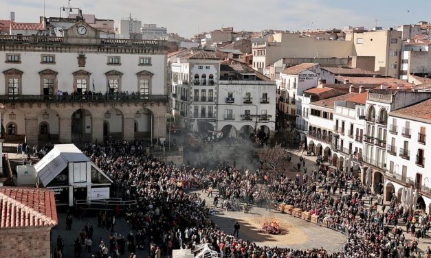 Gran afluencia en la fiesta de Las Lavanderas y la Quema del Pelele de la Plaza Mayor de Cáceres