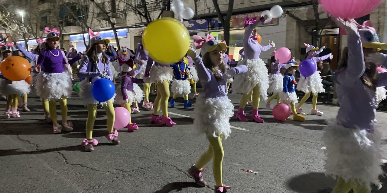 Cientos de caurienses se echan a la calle disfrazados para vivir intensamente el Carnaval