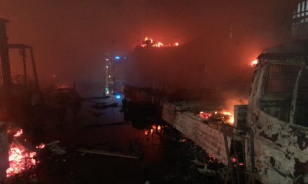 DESTACADO: Un incendio destruye una nave de distribución de bebidas frente a una gasolinera en Navalmoral