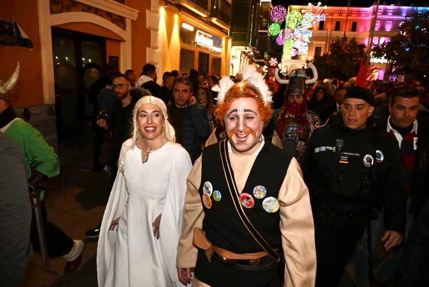 María Guardiola se coloca un disfraz y vive el Carnaval de Badajoz como miles de extremeños