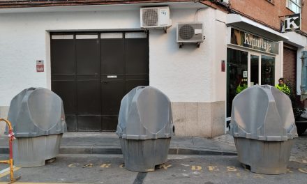 Los urinarios de la polémica en Navalmoral que pueden utilizar cuatro hombres a la vez en plena calle