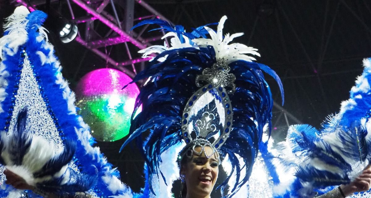 La reina juvenil de Carnaval comienza a volar con un traje que inmortaliza la eterna juventud