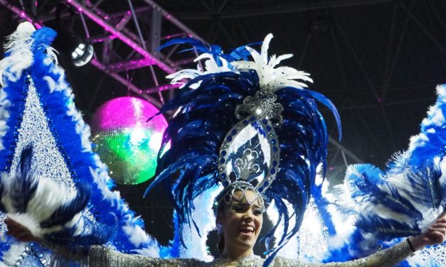 La reina juvenil de Carnaval comienza a volar con un traje que inmortaliza la eterna juventud