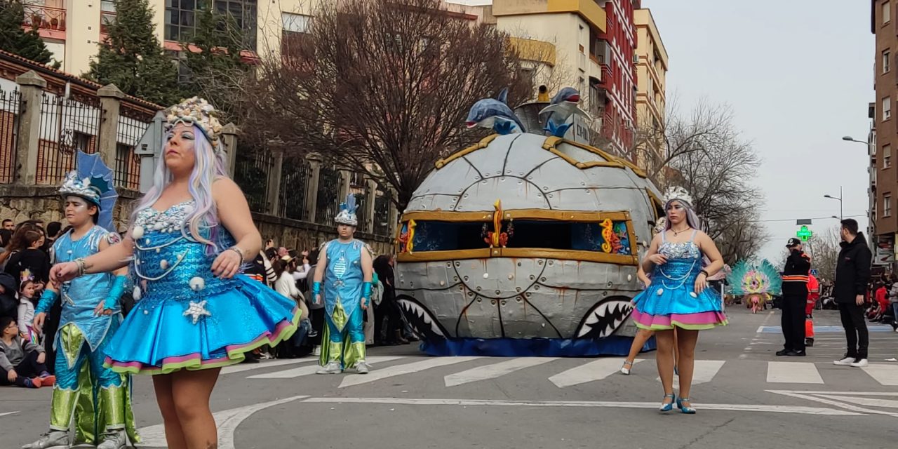 GALERÍA: Miles de personas disfrutan del primer desfile del Carnavalmoral con diez comparsas y cuatro carrozas