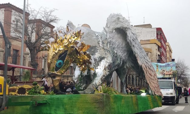 GALERÍA: Miles de personas disfrutan del primer desfile del Carnavalmoral con diez comparsas y cuatro carrozas