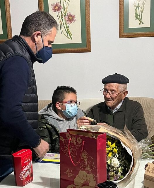 Uno de los abuelos de Extremadura sopla las velas en Moraleja y celebra su 101 cumpleaños