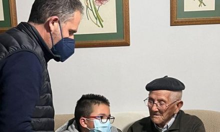 Uno de los abuelos de Extremadura sopla las velas en Moraleja y celebra su 101 cumpleaños