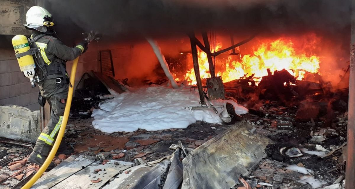 Un incendio ocasiona graves daños en una nave de embutidos y jamones de Castuera