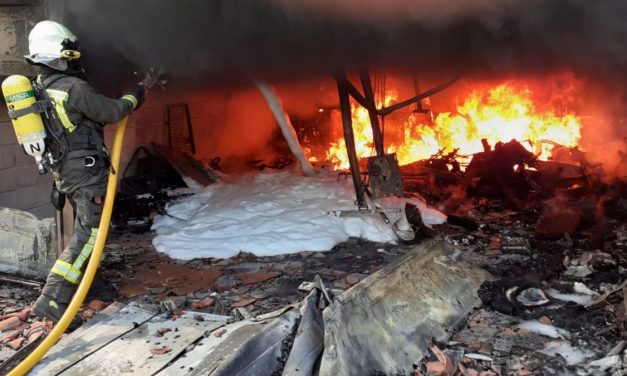 Un incendio ocasiona graves daños en una nave de embutidos y jamones de Castuera
