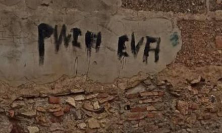 Pintadas insultantes en varias fachadas contra la primera edil de Nogales: «Puta alcaldesa»