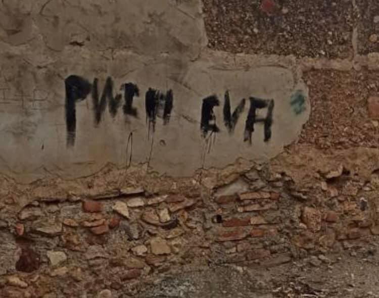 Pintadas insultantes en varias fachadas contra la primera edil de Nogales: «Puta alcaldesa»