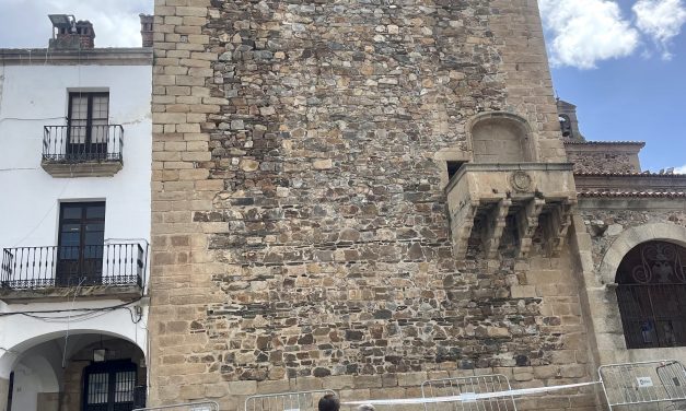 DESTACADO: Cáceres valla una zona de la Torre de Bujaco tras la caída de varias piedras