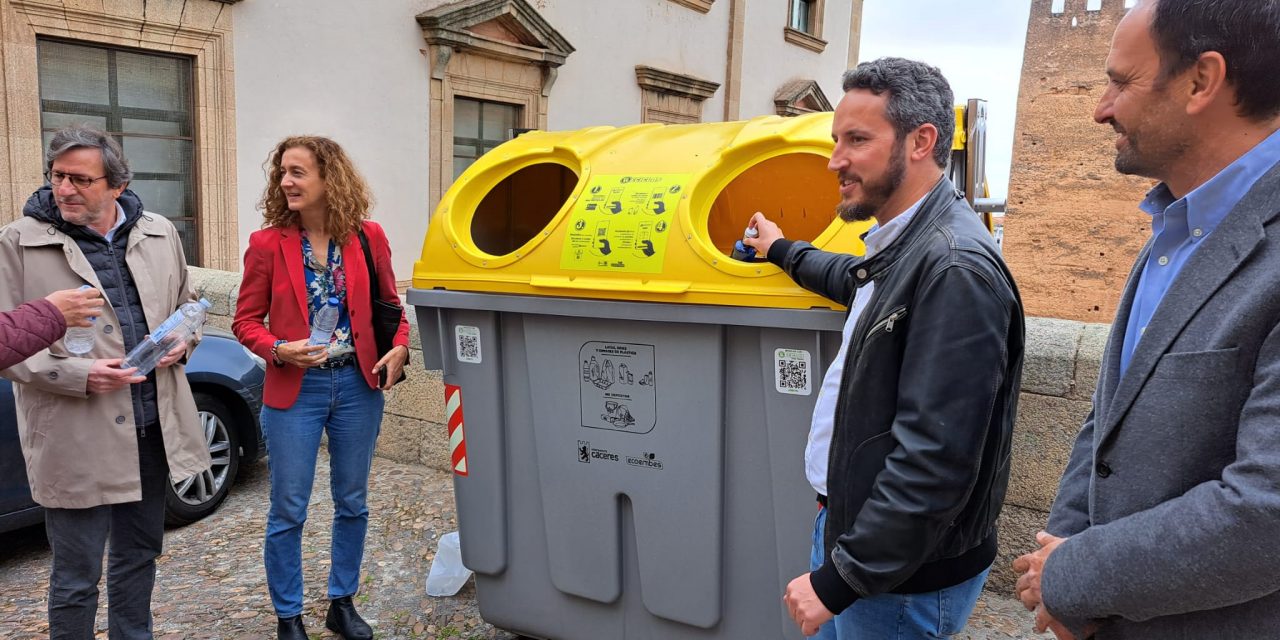 El reciclaje de latas y botellas de plástico de bebidas en Cáceres tiene una recompensa destinada un fin solidario