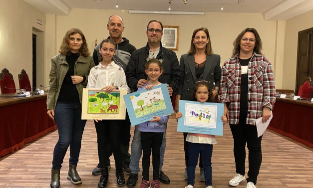Lara Rodríguez, Julia García y Leonor Mateo, ganadoras del I Concurso de Dibujo infantil “La Dehesa” de Coria