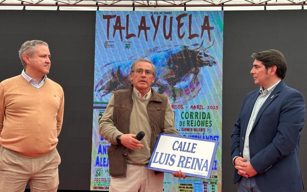 Luis Reina recibe una réplica de la placa que lleva su nombre en una calle de Talayuela