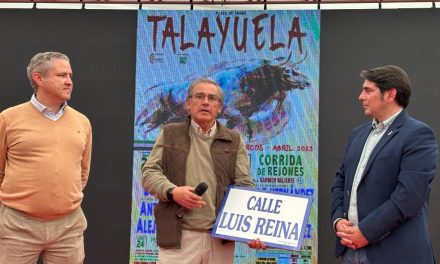 Luis Reina recibe una réplica de la placa que lleva su nombre en una calle de Talayuela