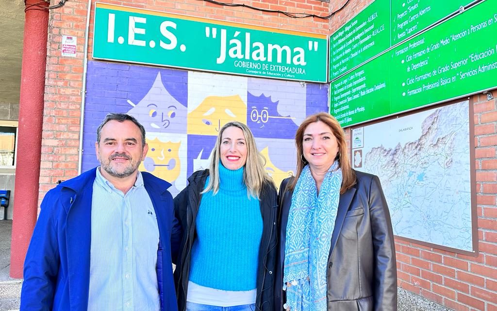María Guardiola lamenta la poca ayuda de la Administración al personal docente de Extremadura