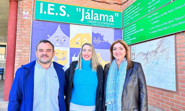María Guardiola lamenta la poca ayuda de la Administración al personal docente de Extremadura