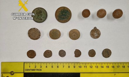 Encuentran a un hombre en el asentamiento arqueológico de Romangordo con monedas y piezas antiguas en su coche