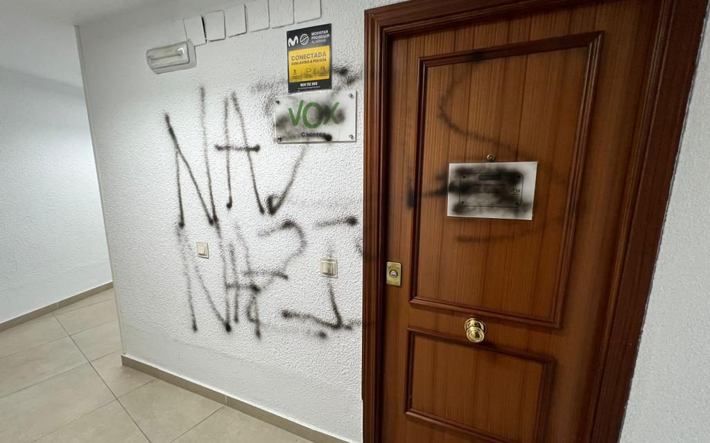 VOX Cáceres denuncia un ataque con pintadas de odio en su sede provincial