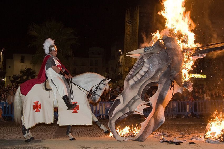 Una obra de teatro sobre San Jorge y el dragón llegará a los barrios de Cáceres